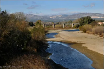Quel est ce fleuve côtier, long de 80 km, qui prend sa source dans les Corbières, coule vers l'est et se jette dans la mer Méditerranée au sud du Barcarès ?
