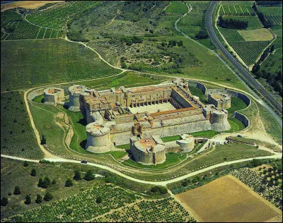 Quelle est cette forteresse, construite à la fin du XVe siècle par les rois d'Espagne pour garder l'ancienne frontière avec la France, aujourd'hui située dans le nord-est du département ?