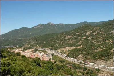 Quel est ce col, situé à une altitude de 283 m, important passage transfrontalier routier et autoroutier entre la France et l'Espagne ?