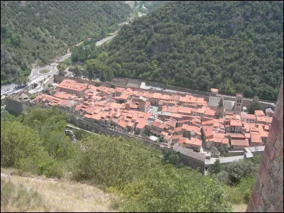 Quel est ce village fortifié situé dans la haute vallée de la Têt ?