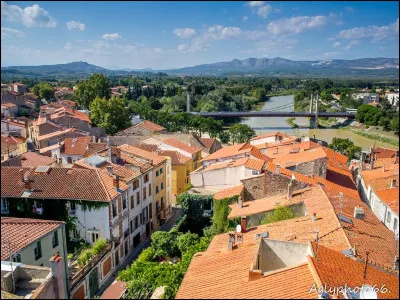 Quelle est cette ville de 9 000 habitants, située dans le nord-est du département, connue pour ses vins doux naturels ?