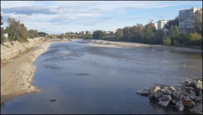 Quel est ce fleuve côtier, long de 114 km, qui prend sa source à 2 400 m d'altitude, traverse d'ouest en est le département, d'abord le Conflent puis le Roussillon ?