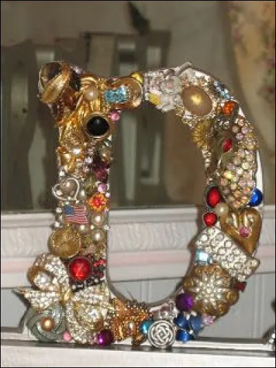 Dimanche : dans l'émouvante et très ancienne chanson de Berthe Sylva, qu'apportait le petit garçon sur le lit de mort de sa maman, en lui disant "C'est aujourd'hui dimanche, tiens ma jolie maman..." ?