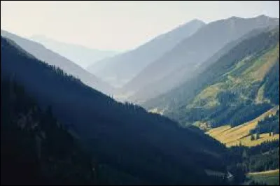 Par combien d'ambassades ce pays est-il représenté en tout ?