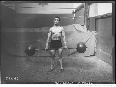 Dans sa chanson "Pigalle", Georges Ulmer nous dépeint un athlète. Que fait-il ?