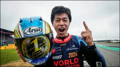 En Moto2, Ai Ogura est titré champion du monde de la catégorie intermédiaire. Quel pilote a remporté la course ?
