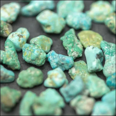 Tu vas &agrave; une f&ecirc;te et le th&egrave;me est bleu turquoise ; tu as quatre tenues dans cette couleur, que fais-tu ?