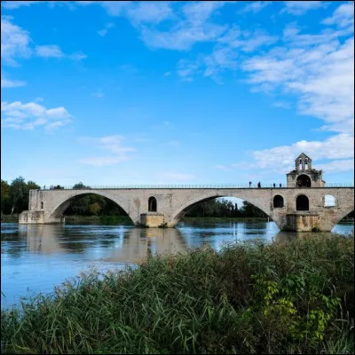 Quel est le fleuve qui coule sous le pont d'Avignon ?