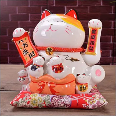 Quel est le nom du chat mécanisé ou fonctionnant à l'énergie solaire souvent dans les vitrines des magasins au Japon ?