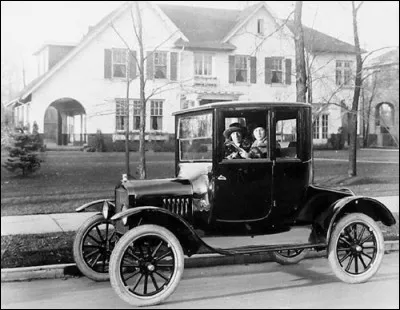 En quelle année la première Ford T de série est-elle sortie de l'usine Ford à Détroit ?