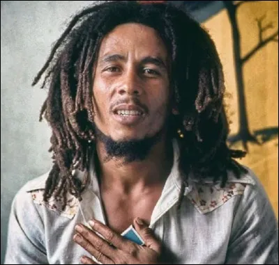 Qui est était cette célébrité dont les initiales sont B.M., auteur-compositeur-interprète et guitariste jamaïcain ?