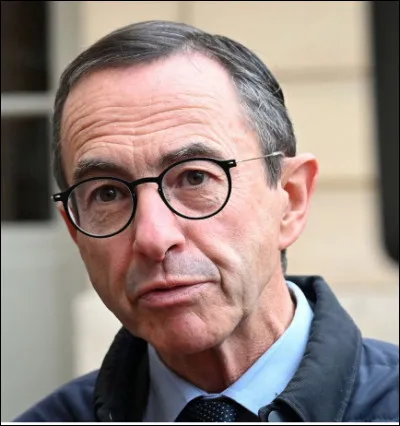 Qui est cette célébrité dont les initiales sont B.R., homme politique français, actuellement ministre de l'intérieur ?