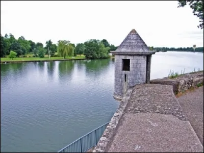 Quel est ce grand cours d'eau qui traverse du nord au sud la partie est du département ?
