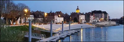 Quelle est cette petite ville de 2 300 habitants, située dans le sud-est du département et bordée par la Saône ?
