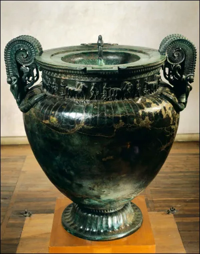 Quel est ce village, situé près de Châtillon-sur-Seine, qui a donné son nom à ce grand vase grec antique qui y a été découvert ?