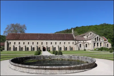 Quelle est cette ancienne abbaye, fondée en 1118, aujourd'hui la plus ancienne abbaye cistercienne conservée ?