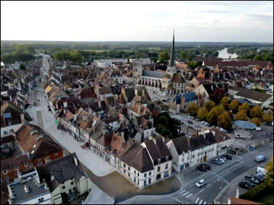 Quelle est cette ville de 7 600 habitants, située à la limite est du département ?