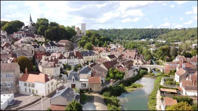Quelle est cette ville, petite sous-préfecture de 4 800 habitants, située dans le nord-ouest du département ?