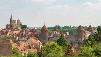 Quelle est cette petite ville de 4 000 habitants, située en Auxois dans l'ouest du département ?