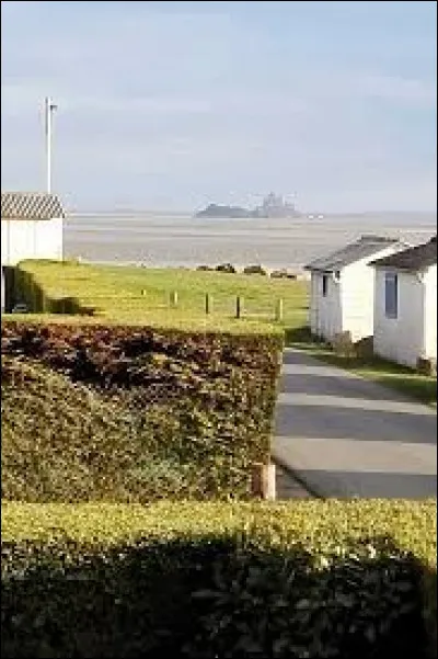 Nous terminons notre promenade au camping de Saint-Jean-le-Thomas, avec vue sur Le Mont-Saint-Michel et le rocher de Tombelaine. Village du bord de Manche, il se situe dans le département ...