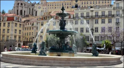 Sur une place circulaire avec une fontaine en son centre, trois personnes se tiennent aux points A, B, et C autour de la fontaine. Elles se placent de manière à ce que l'angle ∡ACB, vu depuis le point C, mesure 50°. 
Si une quatrième personne se place en D sur le bord de la place pour observer l'angle ∡ADB (c.a.d. en interceptant le même arc AB), quelle est la mesure de cet angle ?