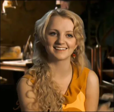 De quelle couleur la robe de Luna est-elle lors du mariage de Fleur et Bill ?