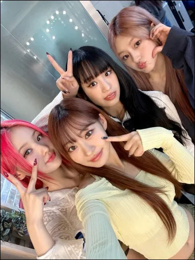 Dans le M/V de "Bad News" et celui de "Nobody Knows", quelle membre joue le rôle d'une personne faisant un spectacle dans un théâtre devant un public à moitié inattentif ?