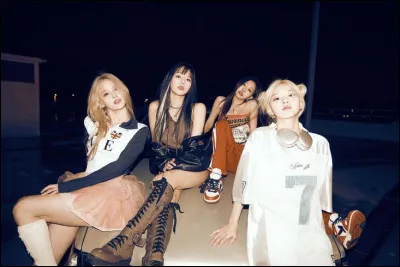 Dans le M/V de la chanson "Bye My Neverland", à la fin du clip il y'a une membre qui se fait renverser par une voiture conduite par une autre membre. Quelles membres font partie de cette scène ?