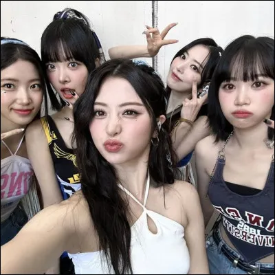 Belle a participé à l'écriture d'un son du groupe Le Sserafim. Lequel est-ce ?