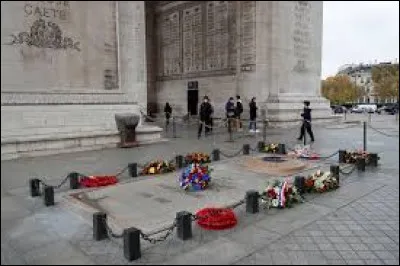 À quelle date fut installée sous l'arc de triomphe la tombe du Soldat inconnu ?