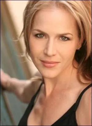 Julie Benz joue Rita Bennett. Elle a aussi jou dans :