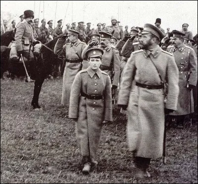 Quel surnom est attribué aux tsaristes lors de la révolution des Bolcheviks en 1917 ?