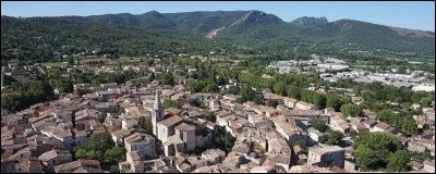 Quelle est cette ville, sous-préfecture de 17 600 habitants, située dans la plaine du Caramy ?