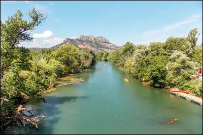 Quel est ce fleuve côtier long de 115 km, qui coule d'ouest en est et se jette dans la mer Méditerranée à Fréjus ?