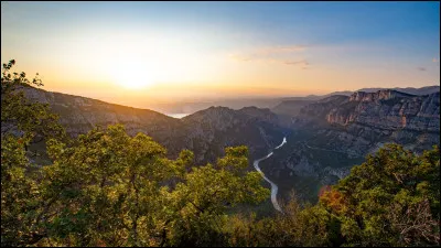 Quelle est cette rivière, longue au total de 166 km, qui prend sa source dans les Alpes du Sud, coule vers l'ouest en bordant le département au nord pour rejoindre la Durance ?