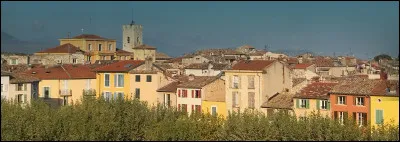 Quelle est cette petite ville de 9 000 habitants située sur des collines entourant la vallée de l'Argens ?