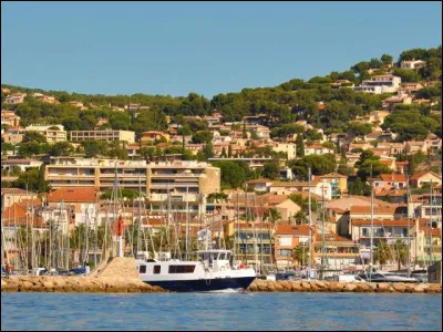 Quelle est cette petite ville côtière de 8 000 habitants, située à l'ouest de Toulon à la limite du département des Bouches-du-Rhône, important port de plaisance ?