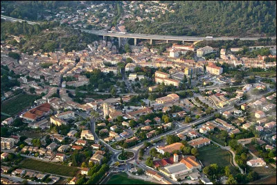 Quelle est cette ville de 11 000 habitants située à la bordure nord du massif des Maures ?
