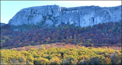 Quelle est cette montagne culminant au Joug de l'Aigle à 1 148 mètres, située dans l'ouest du département, à la limite des Bouches-du-Rhône ?