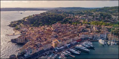 Quelle est cette petite ville de 3 500 habitants, devenue une station balnéaire internationalement connue de la Côte d'Azur après le tournage de "Et Dieu créa la femme" ?