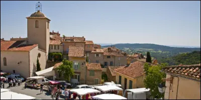 Quel est ce bourg, proche de la précédente localité, et dominant la baie, célèbre pour avoir été fréquenté par de nombreuses personnalités du spectacle ?