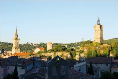 Quelle est cette ville de 39 000 habitants, ancienne préfecture du département et la plus importante ville qui ne soit pas sur la côte ?