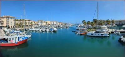 Quelle est cette ville de 57 000 habitants, fondée par les Romains et située dans la plaine alluviale de lArgens, entre le massif des Maures à louest et celui de lEsterel ?
