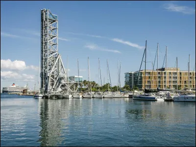 Quelle est cette ville de 62 000 habitants, la deuxième du département par le nombre d'habitants, ancien grand centre de construction navale ?
