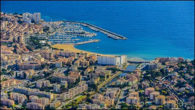 Quelle est ville de 14 000 habitants, station balnéaire et ville la plus importante du golfe de Saint-Tropez ?