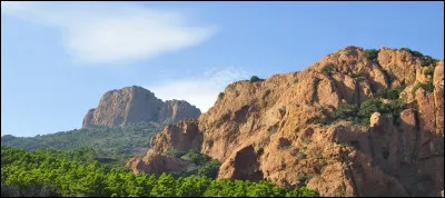 Quel est ce massif montagneux, massif cristallin d'origine volcanique culminant au mont Vinaigre, qui s'étend en bordure de la mer, au sud-est du département ?