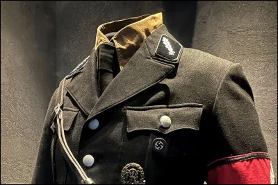 Quelle célèbre marque de parfum était connue dans les années 30, pour sa production d'uniformes nazis ?