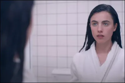 Comment se termine la transformation ultime de Sue, après avoir tué Elisabeth, lorsqu'elle tente d'utiliser la substance une deuxième fois sur elle cette fois-ci ?