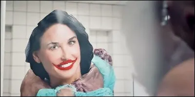 Comment le public réagit-il en découvrant la créature monstrueuse que Sue est devenue ?