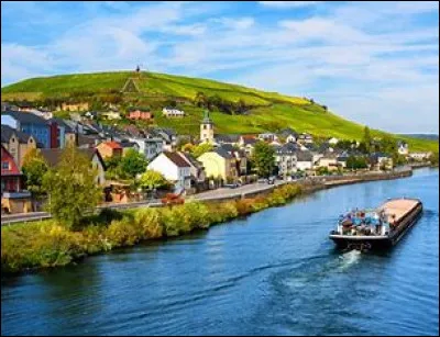 Quelle est la principale boisson alcoolisée produite dans la vallée de la Moselle luxembourgeoise ?